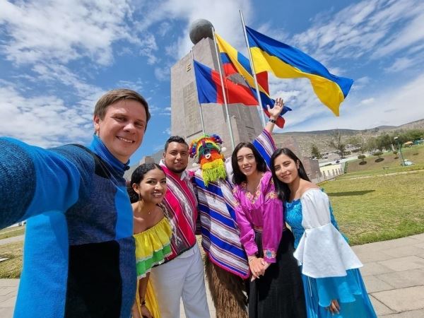 В центре мира впервые подняли флаг Украины. Фото