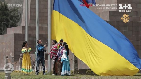 В центре мира впервые подняли флаг Украины. Фото